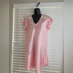 OSCAR DE LA RENTA SIZE M Elegant Pink Satin Nightgown USED. Excelent Condition